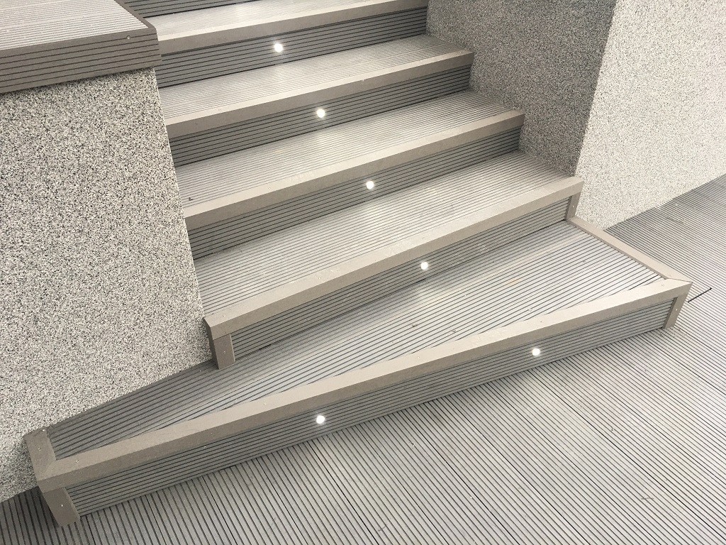 Szürke lépcső világítással